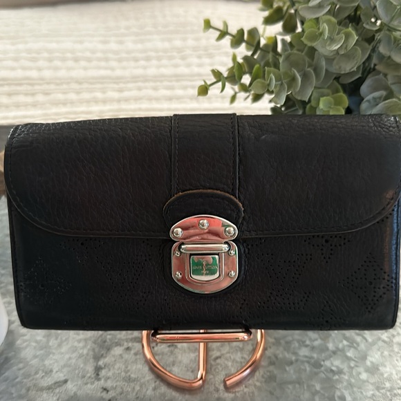Louis Vuitton Mahina Wallet - Picture 2 of 16